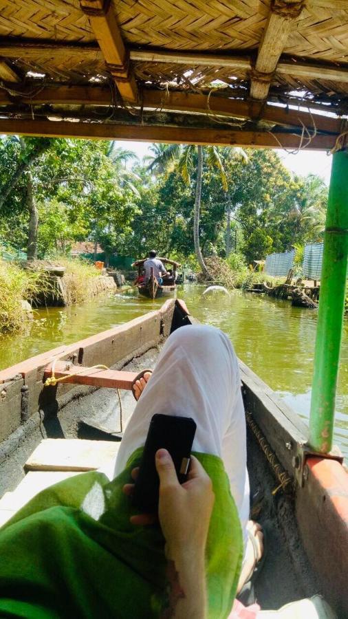 Abru'S Holidays International Travelers Alappuzha Екстериор снимка