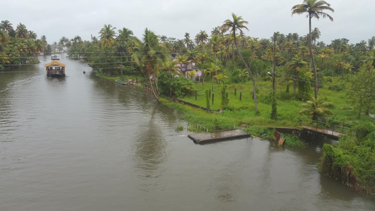 Abru'S Holidays International Travelers Alappuzha Екстериор снимка