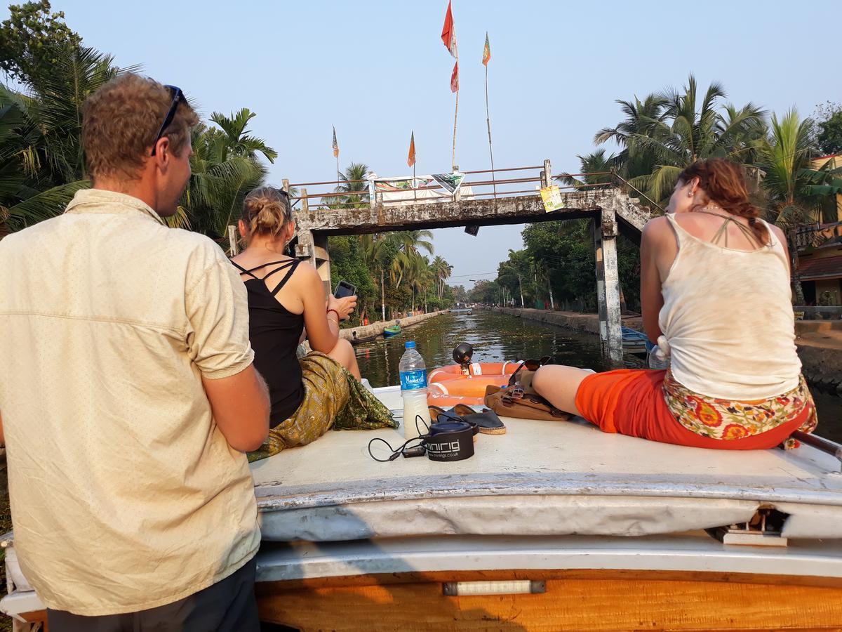 Abru'S Holidays International Travelers Alappuzha Екстериор снимка